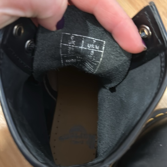 Doc marten 1460 black lace up 8 hole boots EUC size 7 US-M/ 38 EU / 8US-L - Picture 4 of 16